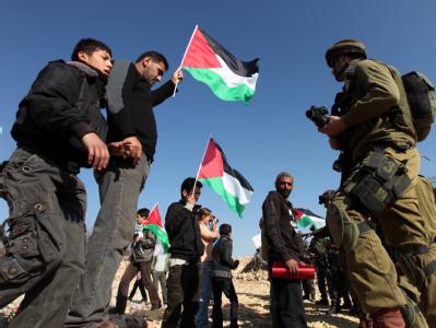 Israelische Soldaten stehen palästinensischen Demonstranten nahe der Siedlung Beit Omar gegenüber. Foto: Abed al Hashlamoun/Archiv Israelis und Palästinenser