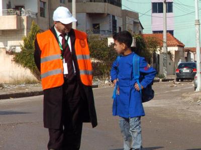 Ein Mitglied der Beobachtermission in der Stadt Daraa im Gespräch mit einem Jungen. Foto: Syrian Arab News Agency (SANA) Gespräch