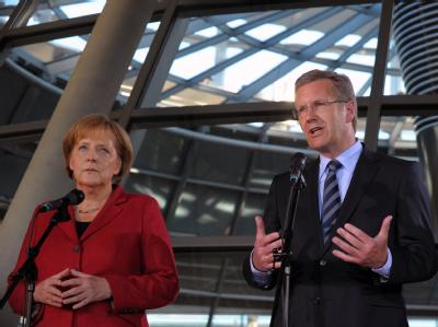 Bundeskanzlerin Angela Merkel und Bundespräsident Christian Wulff. Foto: Soeren Stache/Archiv Christian Wulff und Angela Merkel