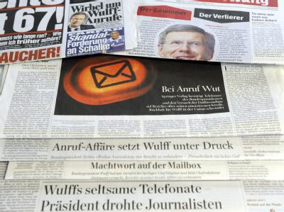 Wulff auf den Titelseiten: Tageszeitungen berichten über die Telefonaffäre von Bundespräsident Wulff. Foto: Maurizio Gambarini Medienecho zu Wulff