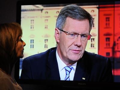 Eine Frau schaut das Interview mit Bundespräsident Wulff. Foto: Holger Hollemann TV-Interview Bundespräsident Wulff