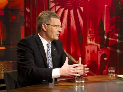Langsame Bewegungen, starkes Blinzeln, wackelnder Kopf: Bundespräsident Wulff während des Interviews. Foto: Jesco Denzel Wulff