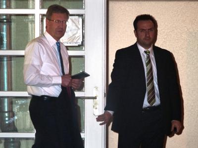 Bundespräsident Christian Wulff verlässt das Schloss Bellevue in Berlin, um sein Interview zur Kreditaffäre zu geben. Foto: Sebastian Kahnert Wulff vor TV-Interview