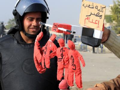 Ein ägyptischer Demonstrant drückt auf kunstvolle Weise sein Wunschurteil im Prozess gegen den ehemaligen Präsidenten Husni Mubarak aus. Foto: Khaled Elfiqi Mubarak-Prozess