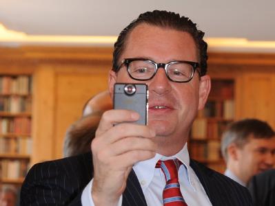 Es steht Aussage gegen Aussage: Der Bundespräsident betont, er habe den Bericht der «Bild»-Zeitung mit seinem Anruf bei Chefredakteur Kai Diekmann nur um einen Tag verschieben lassen wollen. Das Blatt beteuert: Wulff wollte den Artikel ganz verhindern. Fo Diekmann