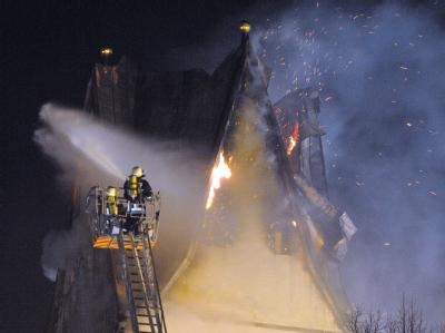 In Wald steht der Kirchturm in Flammen, der obere Teil stürzte ein. Foto: Stefan Puchner Kirche im Allgäu brennt