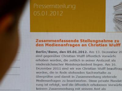 Eine Frau betrachtet die im Internet veröffentlichte Stellungnahme. Foto: Peer Grimm Wulffs Anwälte legen Erklärung vor