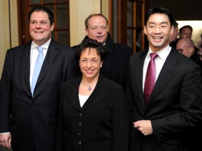 FDP-Chef Rösler (r) kommt mit dem designierten FDP-Generalsekretär Patrick Döring (l), der baden-württembergischen FDP-Landesvorsitzenden Homburger und Entwicklungsminister Dirk Niebel zum traditionellen Dreikönigstreffen der FDP. Foto: Bernd Weißbrod Dreikönigstreffen der FDP