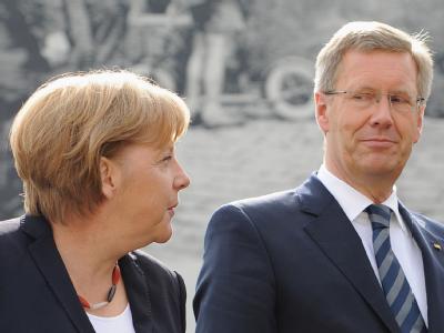 Bundeskanzlerin Merkel hat die öffentlichen Erklärungen von Bundespräsident Christian Wulff in seinem Fernsehinterview begrüßt. Foto: Hannibal Merkel und Wulff