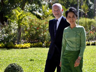 Der britische Außenministers William Hague zu Besuch bei Oppositionsführerin Aung San Suu Ky in Rangun. Foto: Nyein Chan Naing William Hague in Birma