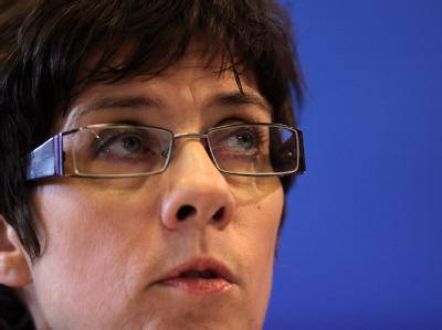 Ministerpräsidentin Kramp-Karrenbauer informierte die Medien auf einer Pressekonferenz. Foto: Fredrik von Erichsen Annegret Kramp-Karrenbauer