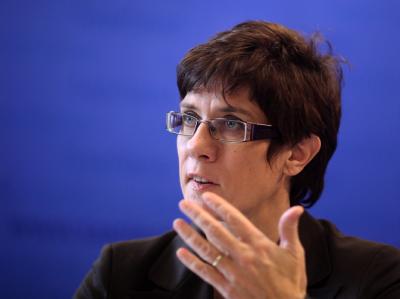Annegret Kramp-Karrenbauer (CDU) spricht in der Staatskanzlei in Saarbrücken auf einer Pressekonferenz. Foto: Fredrik von Erichsen Jamaika-Koalition geplatzt
