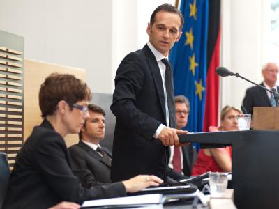 Künftige Koalitionspartner? Annegret Kramp-Karrenbauer (l., CDU) und der bisherige Oppositionsführer Heiko Maas (SPD). Foto: Oliver Dietze/Archiv Kramp-Karrenbauer und Maas