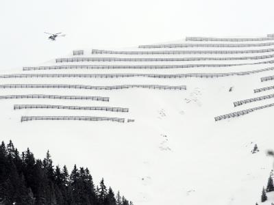 Ein Hubschrauber mit einem Lawinenexperten an Bord überfliegt die bayerischen Alpen. Foto: Patrick Seeger Lawinengefahr in den Alpen