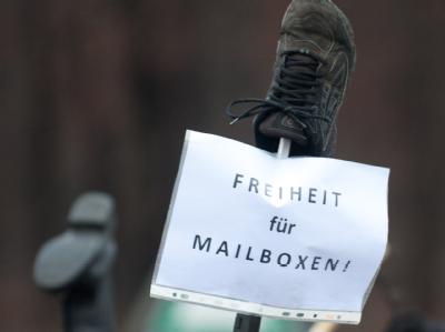 Mit hochgehaltenen Schuhen stehen Demonstranten vor dem Schloss Bellevue in Berlin, dem Amtssitz von Bundespräsident Christian Wulff. Foto: Jörg Carstensen 'Schuh'-Demonstration gegen Wulff