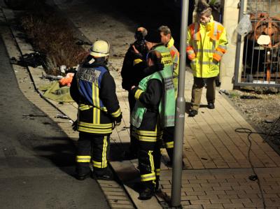 Ein Autofahrer hatte die Kontrolle über seinen Wagen verloren und war in eine Menschengruppe gerast. Foto: Boris Roessler Autofahrer rast in Familie - Mutter und Kind tot