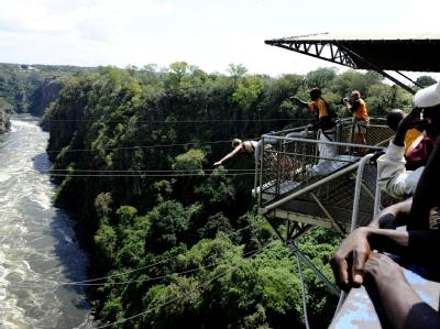 Victoria Falls-Brücke über den Sambesi: Beim Bungee-Sprung einer 22-jährigen Australierin riss das Seil. Foto: Stephane de Sakutin/Archiv Bungee-Jumping von Victoria Falls-Brücke