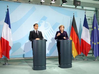 Der französische Staatspräsident Sarkozy und Bundeskanzlerin Merkel beantworten im Bundeskanzleramt Fragen von Journalisten. Foto: Wolfgang Kumm Merkel empfängt Sarkozy