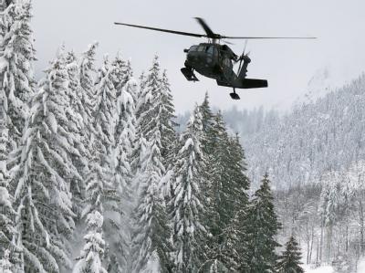 An der Arlberg-Bundesstraße wurde ein Hubschrauber eingesetzt, um die Straße wieder passierbar zu machen. Foto: /upert Pfefferkorn Hubschrauber-Einsatz
