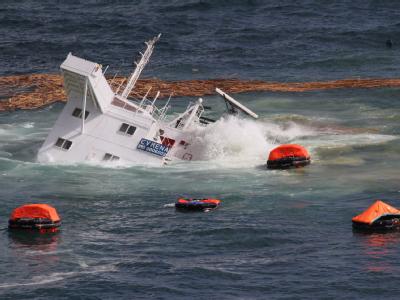 Kein Ende der «Rena»-Katastrophe vor Neuseeland in Sicht: Das Wrack sinkt mit hunderten Containern an Bord. Die Wrackteile bedrohen die Schifffahrt. Und es gibt einen neuen Ölfilm auf dem Wasser. Foto: Graeme Brown Foto: Graeme Brown Wrackteile