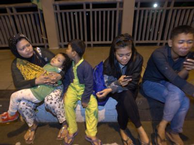 Nach Berichten über ein Beben vor Sumatra sind im indonesischen Banda Aceh viele Menschen auf die Straße geflüchtet. Foto: Hotli Simanjuntak Banda Aceh