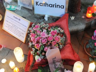 Brennende Kerzen und Blumen erinnern in ihrem Heimatort Perleberg an die zehnjährige Katharina. Foto: Bernd Settnik Gedenken an Katharina