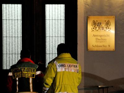 Sanitäter betreten das Amtsgericht in Dachau. Ein Mann hatte hier während eines Prozesses einen Staatsanwalt erschossen. Foto: Andreas Gebert Sanitäter