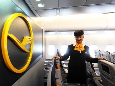 Bundespräsident Christian Wulff ist jetzt auch wegen des Einsatzes von Bonusmeilen der Lufthansa auf einer privaten Reise in die Kritik geraten. Foto: Maurizio Gambarini/Archiv Lufthansa