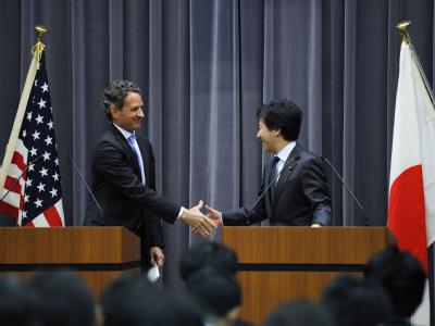 Der Atomstreit mit dem Iran bringt Japan in die Zwickmühle: Tokio will es dem Verbündeten USA recht machen und weniger iranisches Öl importieren - aber die eigene Wirtschaft soll nicht darunter leiden. Foto: Franck Robichon Timothy Geithner und Jun Azumi
