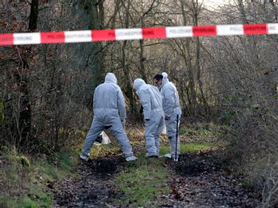 Beamte der Spurensicherung untersuchen in Großensee den Fundort der Frauenleiche. Foto: Daniel Bockwoldt Spurensuche