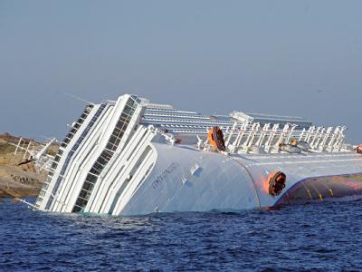 Immer noch wird nach vermissten Passagieren der «Costa Concordia» gesucht. Foto: Maurizio degl'Innocenti Schlagseite