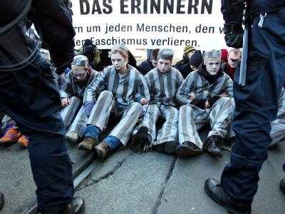 Als KZ-Häftlinge verkleidete Gegendemonstranten protestieren gegen einen Neonazi-Aufmarsch in Magdeburg. Foto: Jan Woitas/Archiv Protest gegen Neonazi-Aufmarsch