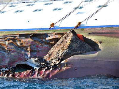 Das Kreuzfahrtschiffes «Costa Concordia» hat vor der italienischen Insel Giglio einen Felsen gerammt. Foto: Giglionews Aufgeschlitzt