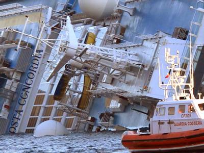 Die «Costa Concordia» ist halb versunken. Foto: Enzo Russo «Costa Concordia»