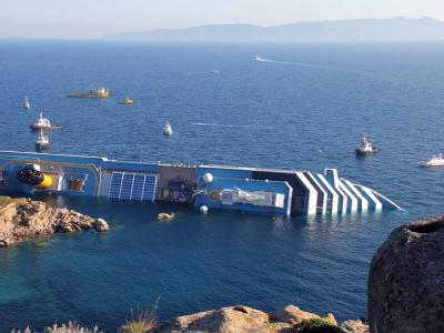 Das Kreuzfahrtschiffes «Costa Concordia» hat vor der italienischen Insel Giglio einen Felsen gerammt. Foto: Giglionews Gekentert