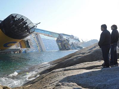 Der Kapitän soll das Schiff bis auf 150 Meter ans Ufer herangefahren haben. Womöglich wollte er Inselbewohner mit einem Signalton grüßen. Foto: Maurizio Degl'Innocenti Schaulustige