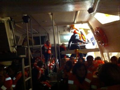 Passagiere sitzen am Samstag in einem Rettungsboot. Foto: Peter Honvehlmann Schiffsunglück «Costa Concordia»