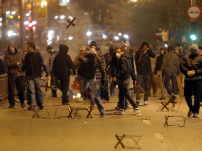 Demonstranten werfen in Bukarest mit Steinen und Metallteilen. Foto: Robert Ghement. Metallwerfer