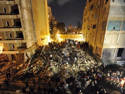 Rettungskräfte stehen vor den Trümmern eines eingestürzten Wohnhauses in Beirut. Foto: Wael Hamzeh Trümmerhaufen