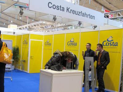 Verwaist: Der Messestand von Costa Kreuzfahrten auf der Urlaubsmesse CMT in Stuttgart ist wegen des Schiffsunglück nicht besetzt. Foto: Anna Schürmann Costa-Messestand