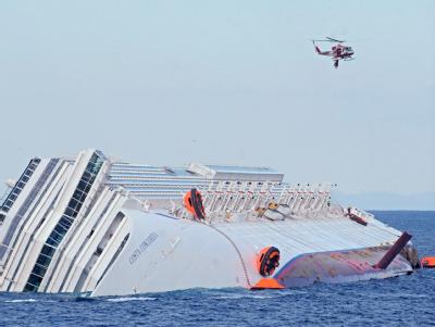 Rettungsteam arbeiten in der havarierten «Costa Concordia». Foto: Maurizio degl'Innocenti Suche nach Überlebenden