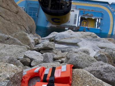 Eine Rettungsweste liegt auf Felsen in der Nähe des gekenterten Kreuzfahrtschiffs Rettungsversuch
