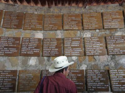 Steintafeln mit den Namen der Opfer erinnern an das Massaker im Dorf El Mozote. Foto: Roberto Escobar Erinnerung