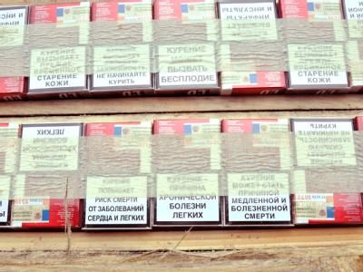 Ein undatiertes Handout-Foto des Zollfahndungsamtes Hannover zeigt zwischen Holzbrettern geschmuggelte Zigaretten-Packungen. Foto: Zollfahndungsamt Hannover Geschmuggelte Zigaretten