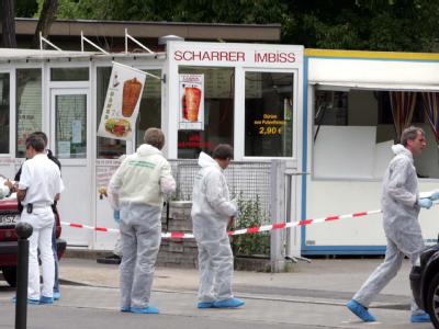 Polizisten der Spurensicherung arbeiten an einem Imbiss in Nürnberg, dessen Besitzer vermutlich von der neonazistischen Terrorgruppe erschossen worden war. Foto: Marcus Führer/Archiv Mord in Nürnberg