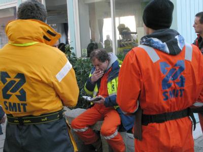 Bergungstrupp einer holländischen Bergungsfirma, die die Retter am Wrack der «Costa Concordia» bei ihrer Arbeit unterstützen. Foto: Peter Mayer Bergungstrupp