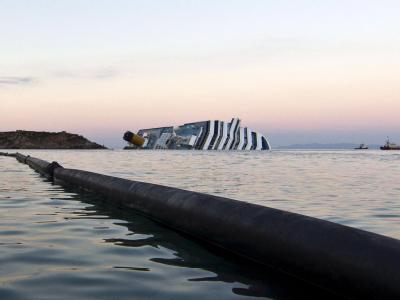 Eine schwimmende Ölbarriere soll die Küsten schützen, falls die «Costa Concordia» Treibstoff verlieren sollte. Foto: Massimo Percossi Ölbarriere