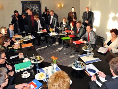 Vor den ersten Sondierungsgesprächen im saarländischen Landtag: die Mitglieder der SPD-Delegation (r) und der CDU (l). Foto: Becker & Bredel Sondierungsgespräche Saarland
