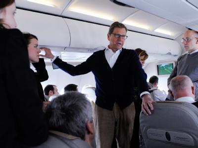 Außenminister Guido Westerwelle (FDP) auf den Flug nach Washington mit mitreisenden Journalisten. Foto: Maurizio Gambarini Westerwelle besucht USA