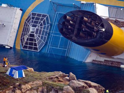 Das Schiff liegt in starker Schräglage vor der Insel Giglio. Foto: Massimo Percossi Schräglage